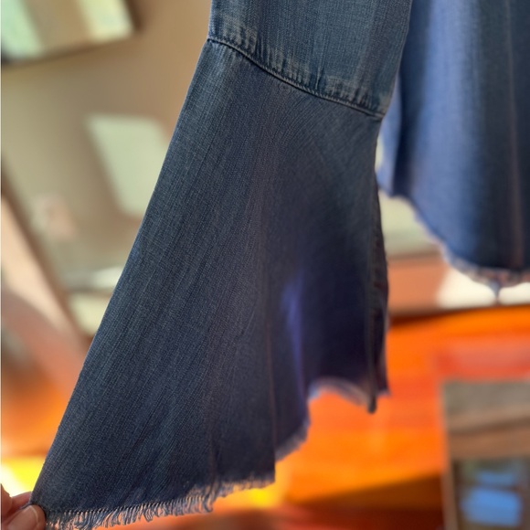 Anthropologie Cloth & Stone  Bell sleeve  Blouse Size Large  soft Tencel denim - Picture 8 of 8